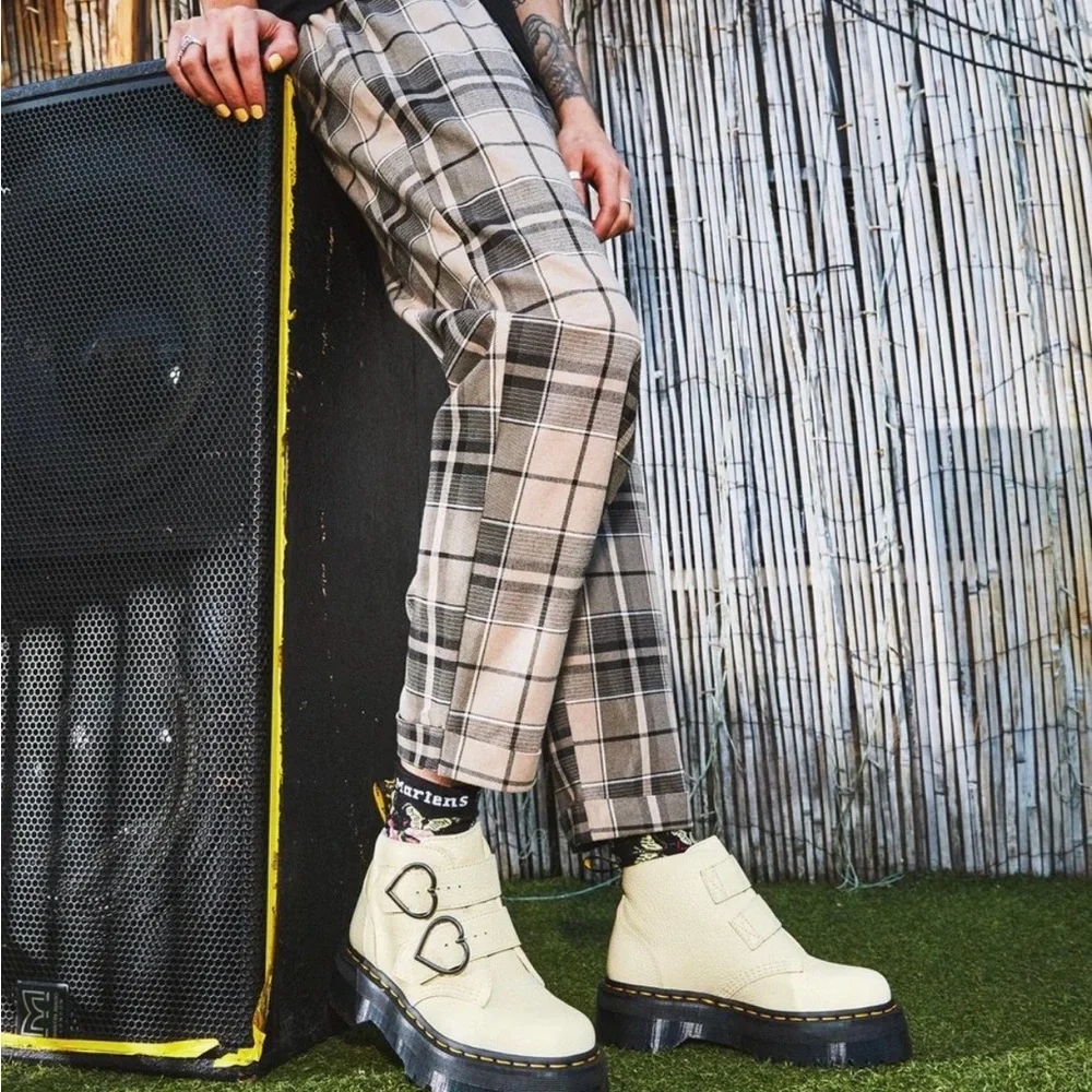 NWT DOC MARTENS DEVON  HEART BOOTS IN CREAM-WHITE